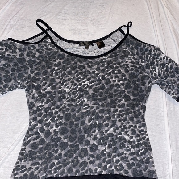 Cheetah print short sleeve shirt. Open on the shoulders, size medium - Picture 2 of 3